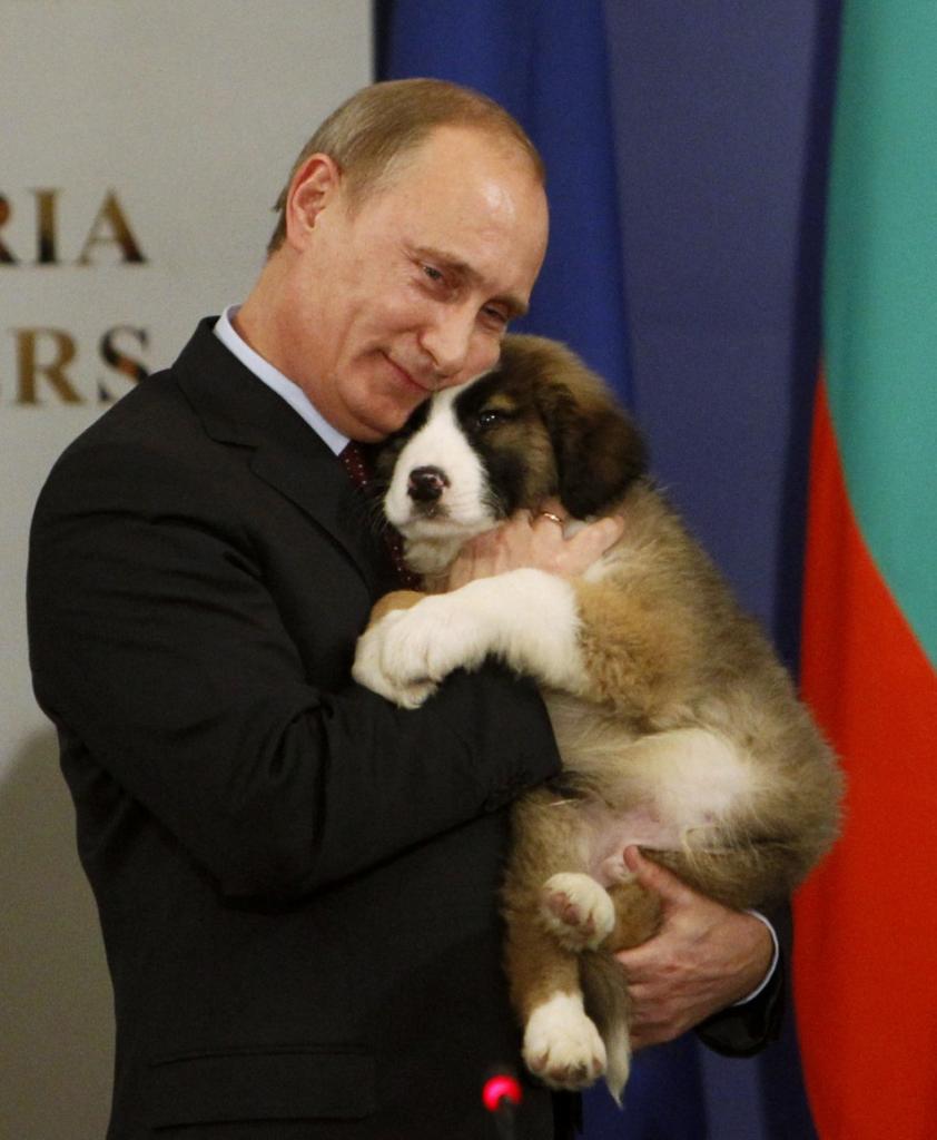 Путин с подаренным щенком