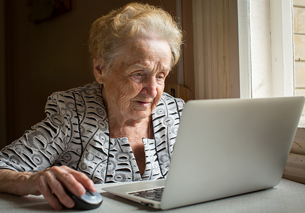Пожилая женщина и компьютер